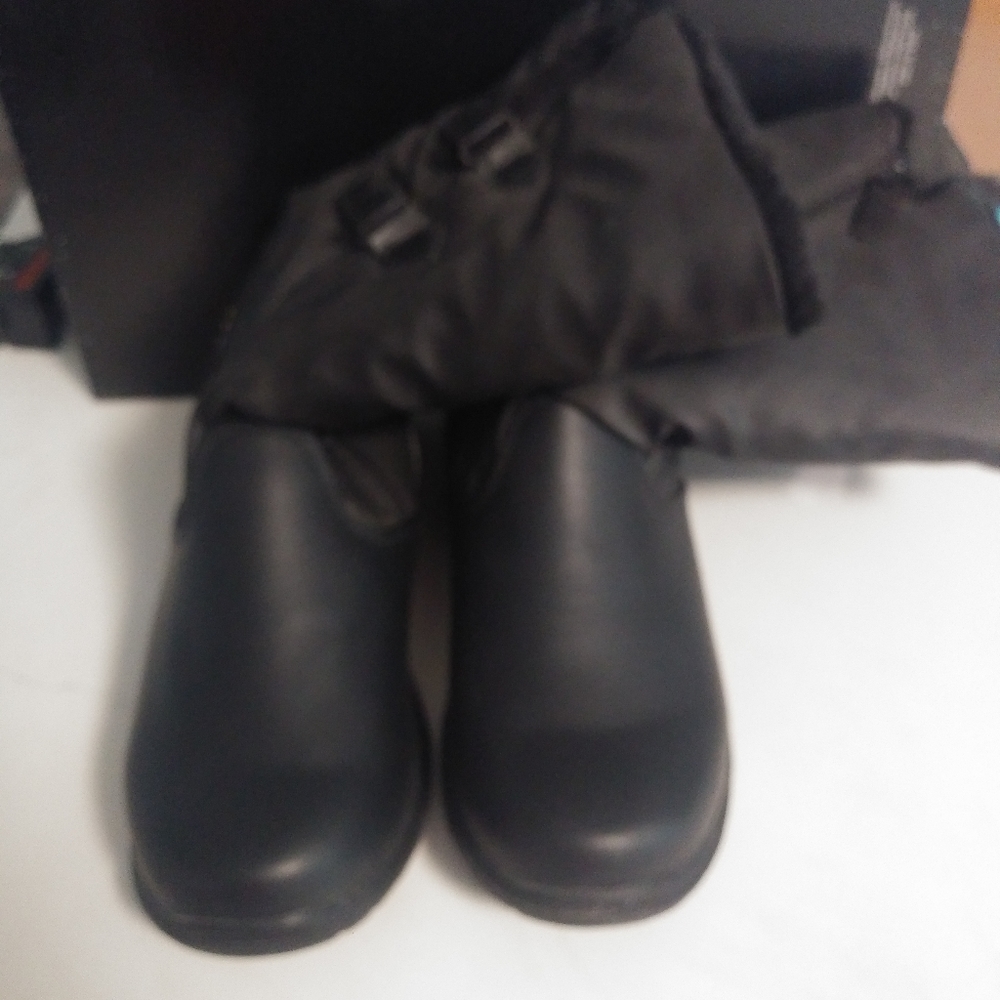 Totes size 9
